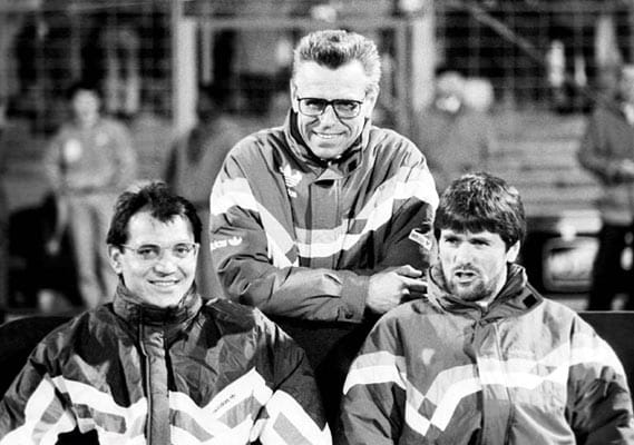 Nach einem halbjährigen Intermezzo als Manager des 1. FC Saarbrücken landete Felix Magath beim KFC Uerdingen. Dort stieg das Team unter Trainer Friedhelm Konietzka (Bildmitte) zunächst in die 2. Liga ab. Co-Trainer Friedhelm Funke übernahm und schaffte 1991/92 mit Magath an der Seite den direkten Wiederaufstieg.
