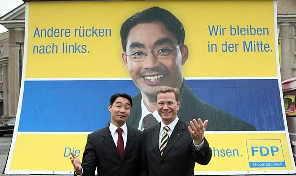 2007 kandidiert Rösler als Spitzenkandidat der FDP in Niedersachsen und zeigt sich gemeinsam mit Parteichef Guido Westerwelle. Der fördert Rösler, wo er kann. Danach stand Rösler immer loyal hinter seinem Chef: "Wir müssen zeigen, dass es in der Politik auch Dankbarkeit geben kann", sagt er noch kurz vor Westerwelles Rücktritt.