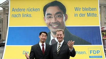 2007 kandidiert Rösler als Spitzenkandidat der FDP in Niedersachsen und zeigt sich gemeinsam mit Parteichef Guido Westerwelle. Der fördert Rösler, wo er kann. Danach stand Rösler immer loyal hinter seinem Chef: "Wir müssen zeigen, dass es in der Politik auch Dankbarkeit geben kann", sagt er noch kurz vor Westerwelles Rücktritt.