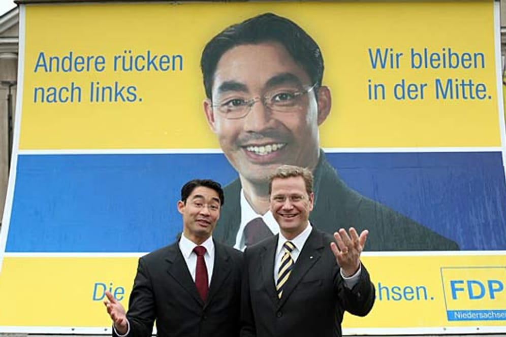 2007 kandidiert Rösler als Spitzenkandidat der FDP in Niedersachsen und zeigt sich gemeinsam mit Parteichef Guido Westerwelle. Der fördert Rösler, wo er kann. Danach stand Rösler immer loyal hinter seinem Chef: "Wir müssen zeigen, dass es in der Politik auch Dankbarkeit geben kann", sagt er noch kurz vor Westerwelles Rücktritt.