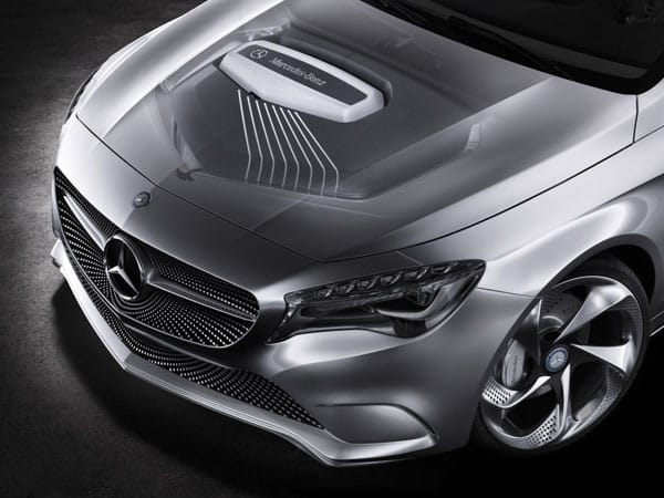 Mit dem Concept A will Mercedes zeitgleich auch eine neue Generation von Motor- und Getriebekombinationen in die kleinen Baureihen bringen. So wird die Konzeptstudie von einem aufgeladenen Vierzylinder-Quermotor mit zwei Litern Hubraum und 211 PS angetrieben.