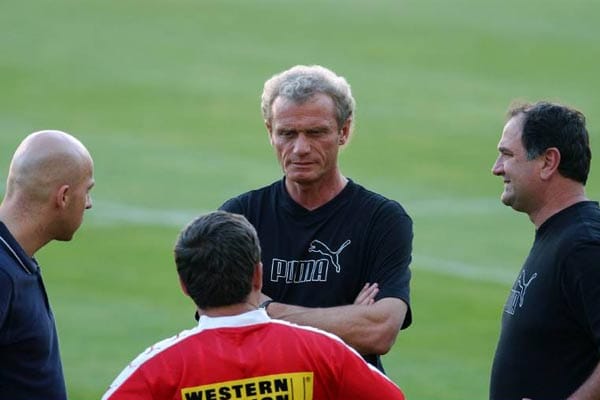 Hans-Peter Briegel war Trainer der albanischen Nationalmannschaft und der Auswahl des Bahrains, bevor es ihn als Cheftrainer in die türkische Liga zu MKE Ankaragücü zog. Als Spieler war er für den 1. FC Kaiserslautern und in der italienischen Serie A unterwegs. Briegel brachte es auf 72 Länderspiele für die Deutsche Nationalmannschaft.