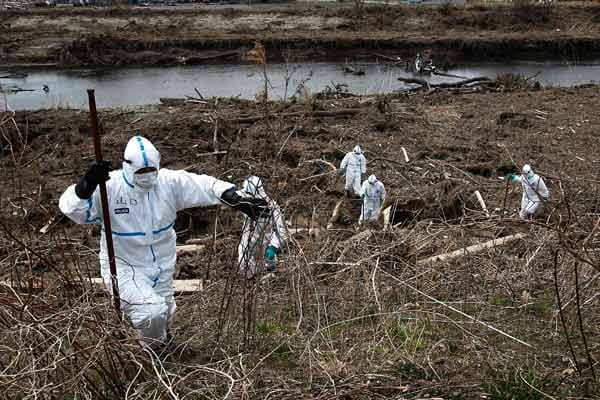 Am Tag 27 nach der Katastrophe vom 11. März suchen japanische Polizisten wieder nach den Leichen der Opfer von Erdbeben und Tsunami. Ausgerüstet mit Schutzanzügen gegen die radioaktive Strahlung durchforsten sie auch die 20-Kilometer-Zone rund um das havarierte AKW Fukushima I.
