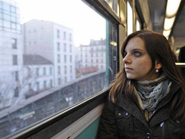 Bei dieser Aufnahme ist es umgekehrt. Der Fotograf sitzt im Zug und die Landschaft bewegt sich. Die fotografierte Person schaut nicht in die Kamera, sondern aus dem Fenster. Schon ist das Fernweh beim Betrachter geweckt.