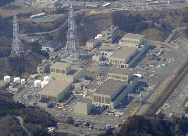 Nicht nur in Onagawa gibt es Probleme. An den Atomkraftwerken Rokkasho und Higashidori in der Präfektur Aomori fällt die externe Stromversorgung für die Kühlanlagen aus und muss per Notsystem betrieben werden.