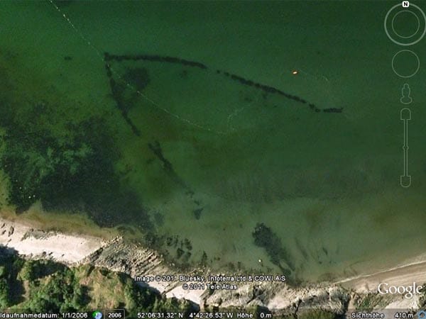2009 haben britische Archäologen auf Luftaufnahmen aus Google Earth diese merkwürdige, 260 Meter breite Steinformation vor der Küste von Wales entdeckt. Es handelt sich um eine über 1000 Jahre alte Fischfangkonstruktion.
