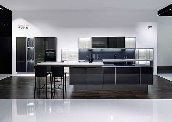 Rasant: Zur Kölner Küchenmesse 2011 wurde die Porsche Küche mit Carbon-Fronten vorgestellt.