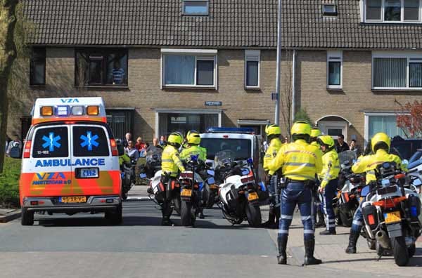 Amoklauf in den Niederlanden: "Er schoss wild um sich, wir rannten um unser Leben", berichtet eine Frau nach der Bluttat. Das Motiv des Täters ist noch völlig unklar.