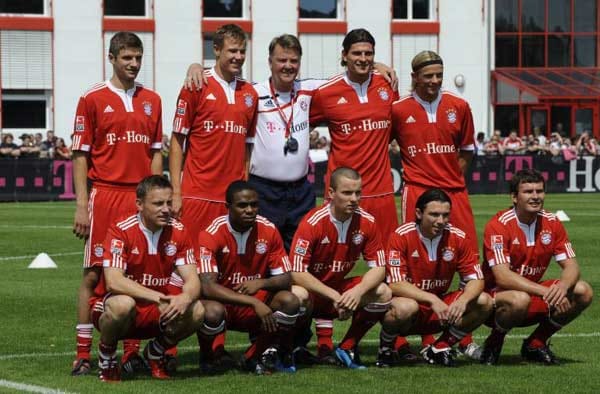 Wie alles begann: Louis van Gaal im Sommer 2009. Der neue Trainer des FC Bayern präsentiert sich mit seinen Neuzugängen. Der Holländer kam vom AZ Alkmaar.