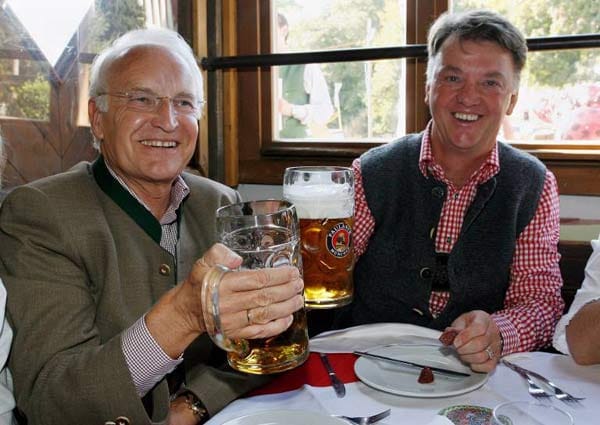 Nach einer holprigen Startphase in der Saison 2009/2010 lebte sich van Gaal immer besser in München ein. Hier feiert er mit Edmund Stoiber (li.) auf dem Oktoberfest.