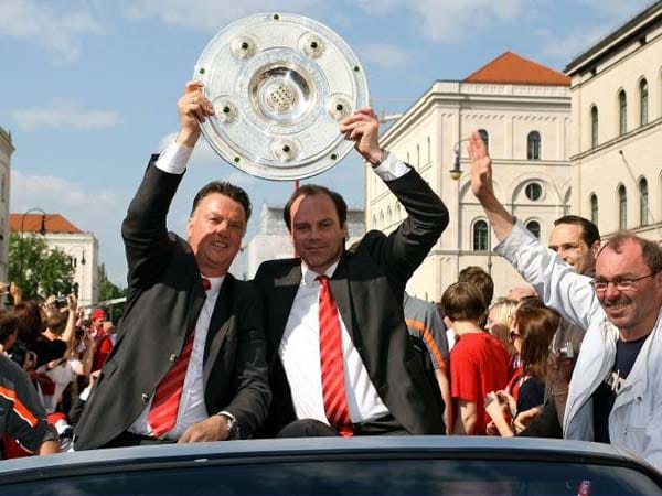 Auch die Meisterschaft wurde 2010 gefeiert. Hier jubelt van Gaal mit Christian Nerlinger im Autokorso.