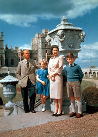 Die königliche Familie im Park von Schloss Windsor