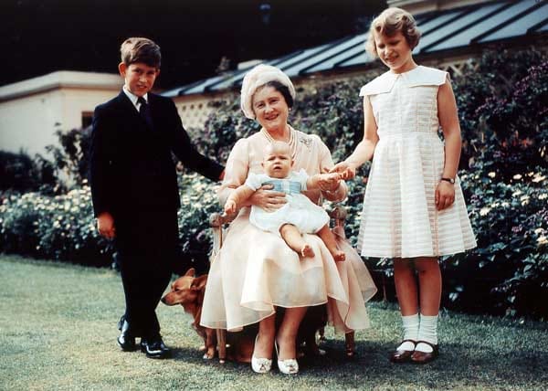Queen Mum mit ihren drei Enkeln Charles, Andrew und Anne