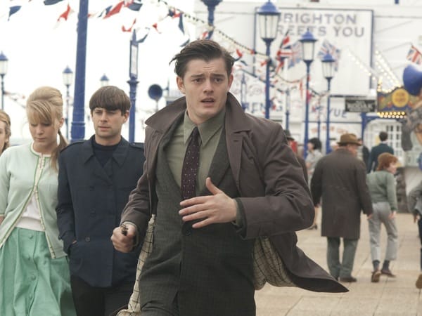Brighton, 1964. Pinkie Brown (Sam Riley) hat Großes vor. Mit fiebriger Besessenheit treibt er seinen Aufstieg in der Gang-Hierarchie der Mods voran, auch wenn ihm die Gewalt anfangs noch nicht im Gesicht geschrieben steht. Brighton, 1964. Pinkie Brown (Sam Riley) hat Großes vor. Mit fiebriger Besessenheit treibt er seinen Aufstieg in der Gang-Hierarchie der Mods voran, auch wenn ihm die Gewalt anfangs noch nicht im Gesicht geschrieben steht.