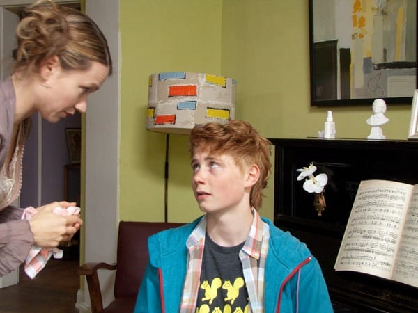 Gediegene Wohnlage, ein heißgeliebtes Klavier, schöne heile Welt. Das war einmal - zu der Zeit, als Joschis (Moritz Jahn) Eltern noch verheiratet waren. Gediegene Wohnlage, ein heißgeliebtes Klavier, schöne heile Welt. Das war einmal - zu der Zeit, als Joschis (Moritz Jahn) Eltern noch verheiratet waren.