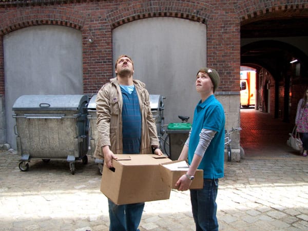 Doch nun sind sie geschieden, und Joschi und sein arbeitsloser Vater (Charly Hübner) haben keine andere Wahl, als in einem heruntergekommenen Hamburger Viertel eine neue Bleibe zu suchen. Trister geht es kaum. Doch nun sind sie geschieden, und Joschi und sein arbeitsloser Vater (Charly Hübner) haben keine andere Wahl, als in einem heruntergekommenen Hamburger Viertel eine neue Bleibe zu suchen. Trister geht es kaum.