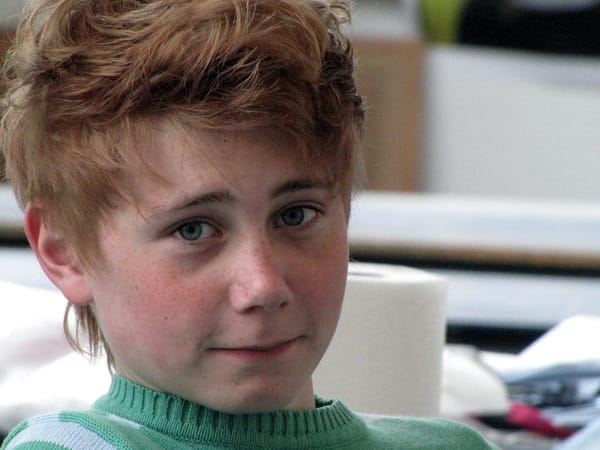 In der Schule ist Joschi der Neue und so wird er auch behandelt, inklusive einer Prügelei. In der Schule ist Joschi der Neue und so wird er auch behandelt, inklusive einer Prügelei.