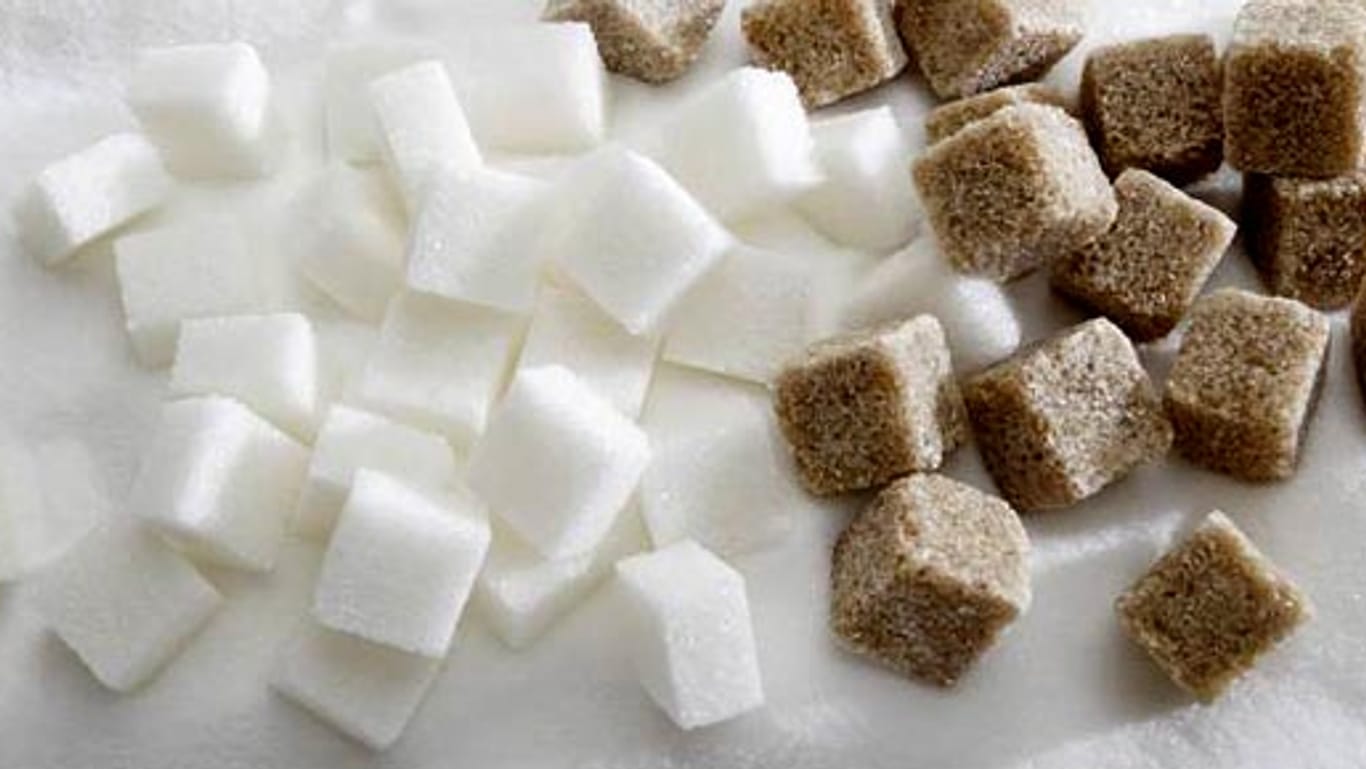 Weißer und brauner Zucker: Süßungsmittel sind nicht unbedingt gesünder als industrieller Zucker.