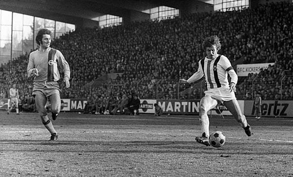 Doch Jupp Heynckes' (rechts) Herz gehört schlussendlich doch der Borussia aus Mönchengladbach. 1970 kehrt er in seine Heimatstadt zurück und spielt fortan auch für keinen weiteren Verein. Es folgen acht tolle Jahre bei Gladbach.
