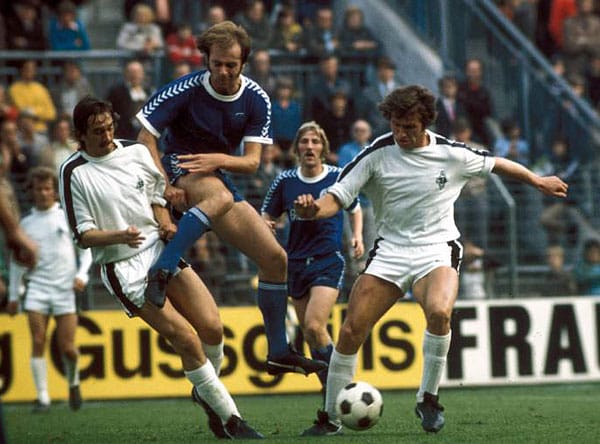 Bei Borussia Mönchengladbach avanciert Jupp Heynckes dagegen zum Top-Stürmer. 1973 holen die Gladbacher den DFB-Pokal, obwohl der ansonsten so treffsichere Heynckes einen Elfmeter verschießt. 1974 holt er sich mit 30 Treffern die Torschützen-Krone, die er allerdings mit Gerd Müller teilen muss.