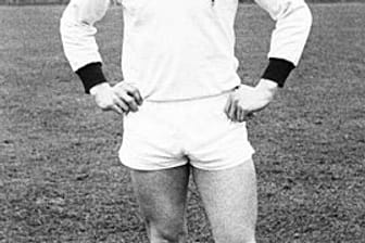 Die Karriere des Josef "Jupp" Heynckes, geboren am 9. Mai 1945, beginnt bei Borussia Mönchengladbach. Im Alter von 19 Jahren spielt er ab 1964 zunächst in der Regionalliga West für seinen Heimatverein im Sturm. Dort fällt er mit 23 Toren in 25 Spielen auf.