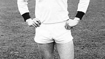 Die Karriere des Josef "Jupp" Heynckes, geboren am 9. Mai 1945, beginnt bei Borussia Mönchengladbach. Im Alter von 19 Jahren spielt er ab 1964 zunächst in der Regionalliga West für seinen Heimatverein im Sturm. Dort fällt er mit 23 Toren in 25 Spielen auf.