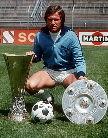 1975 begnügt sich Heynckes nicht nur mit der Meisterschale. Es muss auch noch der UEFA-Pokal für die Fohlenelf her. Im Finale gegen FC Twente Enschede schießt er beim 5:1-Sieg drei Tore. In der Bundesliga trifft er 27 Mal in 31 Spielen und wird Torschützenkönig.