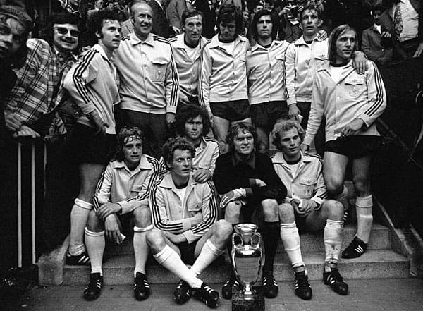 Im Finale der EM 1972 gegen die UdSSR gibt der 27-Jährige die Vorlage zum 2:0. Am Ende gewinnt Deutschland mit 3:0. Auf dem Foto findet sich Heynckes stehend, vierter von links.