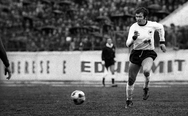 Ab 1967 spielt Heynckes auch für die deutsche Nationalmannschaft. Sein internationales Debüt gibt er in einem Freundschaftsspiel gegen Marokko. Zum 5:1-Sieg trägt er mit einem Tor bei. In den großen Turnieren seiner Zeit ist der Gladbacher zwar im Kader, zum Einsatz, wie hier im EM-Qualifikationsspiel 1971 gegen Albanien, kommt er allerdings nur selten.