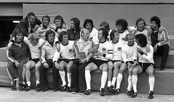 Auch zwei Jahre später gewinnt die Nationalelf einen internationalen Titel. Es ist 1974, Deutschland wird nach 20 Jahren zum zweiten Mal Weltmeister. Heynckes' Beitrag fällt indes bescheiden aus. Der Stürmer darf lediglich in der Vorrunde gegen Chile und Australien an den Ball und bleibt dabei torlos. Auf dem Sieger-Foto ist er dennoch in der ersten Reihe, dritter von links.