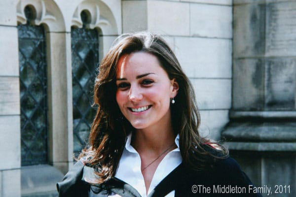 Ein Bild von Kate Middleton aus dem Jahr 2005. Strahlend blickt sie in die Kamera und zeigt ihre gesunden Pausbäckchen. Ein Bild von Kate Middleton aus dem Jahr 2005. Strahlend blickt sie in die Kamera und zeigt ihre gesunden Pausbäckchen.