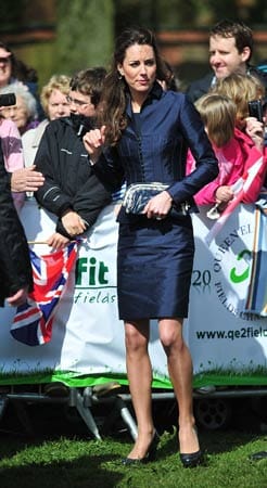 Kate Middleton am 11. April 2011 bei dem letzten offiziellen Termin vor der Hochzeit. Zwar ist Kate für ihre schlanke Figur bekannt, jedoch gibt dieses Bild Anlass zur Sorge. Die künftige Prinzessin hat extrem dünne Beinchen. Ob's am Hochzeitsstress liegt? Kate Middleton am 11. April 2011 bei dem letzten offiziellen Termin vor der Hochzeit. Zwar ist Kate für ihre schlanke Figur bekannt, jedoch gibt dieses Bild Anlass zur Sorge. Die künftige Prinzessin hat extrem dünne Beinchen. Ob's am Hochzeitsstress liegt?