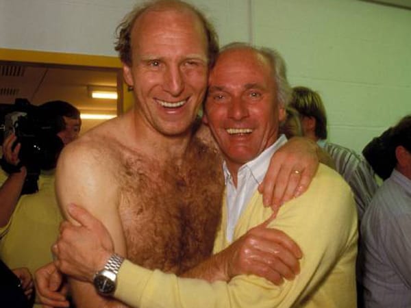 Dieter Hoeneß (li.) und Udo Lattek in inniger Umarmung. Lattek trainierte die Bayern von 1970 bis 1975 sowie von 1983 bis 1987. Seine Erfolgsbilanz: 6x Deutscher Meister, 3x DFB-Pokalsieger und Sieg im Europokal der Landesmeister 1974.