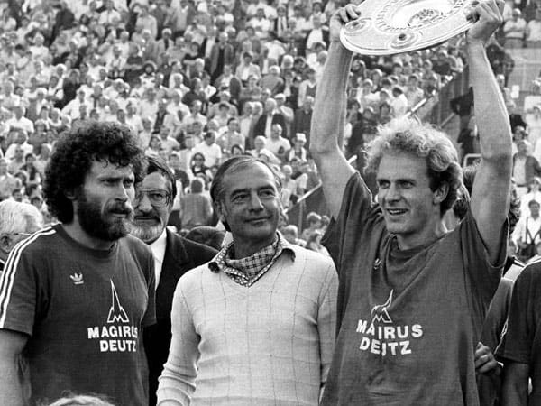 Pal Csernai (mi.) trainierte die Bayern von 1979 bis 1983. In dieser Zeit holte zwei Meistertitel, den DFB-Pokal und erreichte 1982 das Finale im Europapokal der Landesmeister.