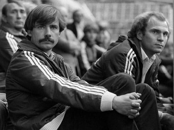 Nach Pal Csernais Demission durfte Reinhard Saftig (li.) die Münchner die letzten drei Saisonspiele im Jahr 1983 betreuen. Seine Bilanz liest sich eher dürftig: ein Sieg, ein Unentschieden, eine Niederlage. In der darauffolgenden Saison assistierte er Udo Lattek als Co-Trainer.
