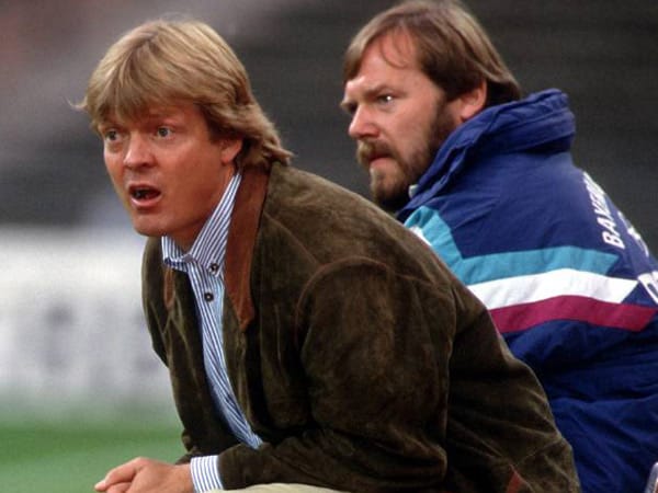 Vor Ribbeck trainierte Sören Lerby (li.; daneben: Hermann Gerland) die Münchner. Der Däne, der einst bei den Bayern spielte, sollte die Kohlen aus dem Feuer holen. Es gelang ihm nicht, Bayern beendete die Saison 1991/92 als Tabellenzehnter. Lerby wechselte anschließend das Fach und wurde Spielervermittler.