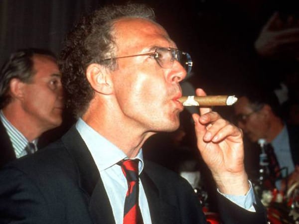 Franz Beckenbauer führte die Bayern nach dreijähriger Durststrecke zur Meisterschaft in der Spielzeit 93/94. Doch die Lichtgestalt des deutschen Fußballs machte in der darauffolgenden Saison Platz für Trapattoni.
