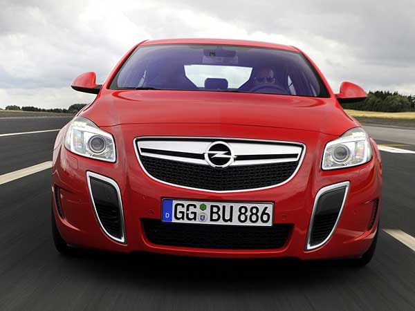 Bahn frei, hier kommt der schnellste Opel: Der Insignia OPC Unlimited ist 270 km/h schnell.