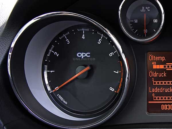Auch im Cockpit ist der 270-km/h-Opel an Details erkennbar.
