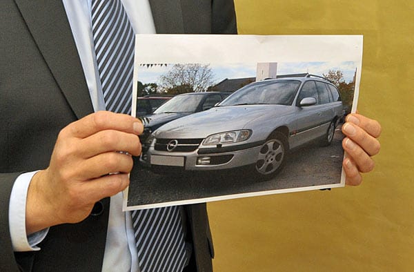 Nach der Ausstrahlung einer Dokumentation meldet sich im Februar 2011 ein wichtiger Zeuge. Beim Joggen vor zehn Jahren will er den Jungen und den möglichen Mörder in einem Auto - einem hellen Opel Omega - gesehen haben.