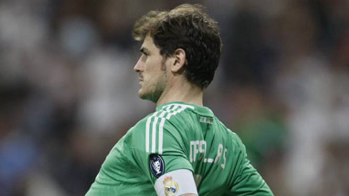 Autsch, das tut weh! Reals Torhüter Iker Casillas ist schuld, dass seinem Vater rund eine Million Euro durch die Lappen gegangen sind.