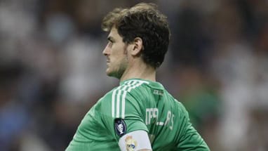Autsch, das tut weh! Reals Torhüter Iker Casillas ist schuld, dass seinem Vater rund eine Million Euro durch die Lappen gegangen sind. Autsch, das tut weh! Reals Torhüter Iker Casillas ist schuld, dass seinem Vater rund eine Million Euro durch die Lappen gegangen sind.