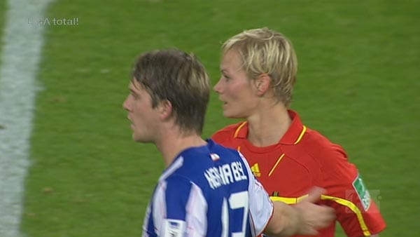 So nah wie am 7. Spieltag der 2. Liga ist Schiedsrichterin Bibiana Steinhaus auf dem Platz noch niemand gekommen: Peter Niemeyer von Hertha BSC will der Schiedsrichterin beim Zurücklaufen auf die Schulter klopfen - doch der Klaps wird zum "Busenwischer". So nah wie am 7. Spieltag der 2. Liga ist Schiedsrichterin Bibiana Steinhaus auf dem Platz noch niemand gekommen: Peter Niemeyer von Hertha BSC will der Schiedsrichterin beim Zurücklaufen auf die Schulter klopfen - doch der Klaps wird zum "Busenwischer".