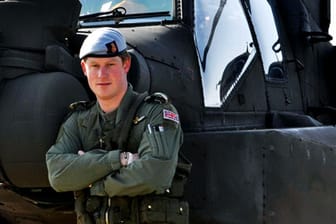 Prinz Harry darf jetzt einen Apache-Kampfhubschrauber ohne Beisein eines Ausbilders fliegen.