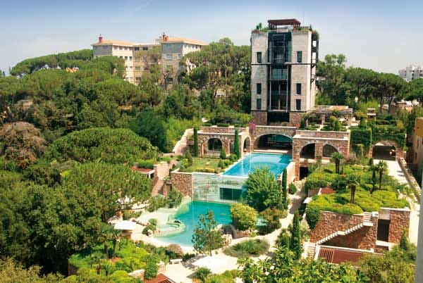 Die Royal Residence im "Grand Hills Hotel & Spa" besteht aus einem sechsstöckigen Gebäude, drei Pavillons und einem Garten und ist mit 4131 Quadratmetern laut Guinness Buch die größte Suite der Welt.