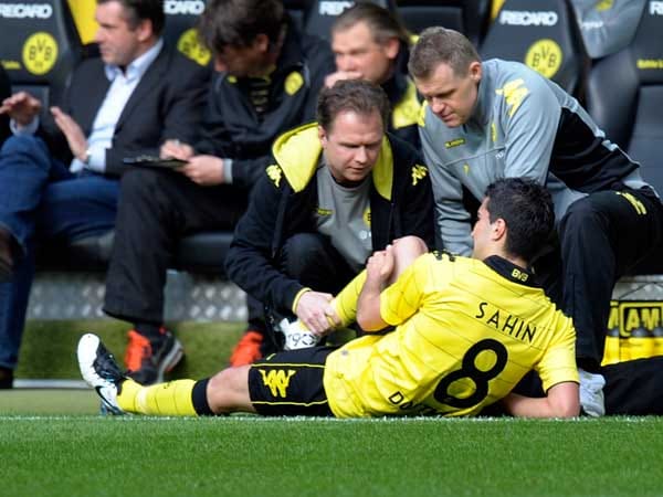 Auf dem Weg zur siebten deutschen Meisterschaft muss Tabellenführer Borussia Dortmund auf Nuri Sahin verzichten. Der 22-Jährige erlitt beim 3:0-Erfolg der Dortmunder gegen den SC Freiburg einen Teilriss des Innenbandes im rechten Knie und fällt sechs Wochen aus.
