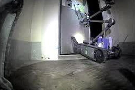 Die stark verstrahlten Reaktorgebäude von Fukushima I werden durch ferngesteuerte Roboter erkundet: Die Maschinen sind mit Sensoren ausgestattet, um die Strahlung zu messen - anhand der Messwerte soll entschieden werden, ob auch Menschen innerhalb der Meiler arbeiten können.