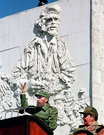 Für Che Guevara wurde in der zentralkubanischen Stadt Santa Clara ein Mausoleum errichtet. Hier würdigt Fidel Castro nochmals seinen einstigen Mitkämpfer. (Archivbild: dpa)