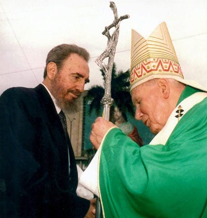 Fidel Castro wurde von seiner Mutter katholisch erzogen. Er selbst bezeichnete sich jedoch als Atheist. Der Besuch des Papstes Johannes Paul II 1998 war für Castro trotz allem eine große Ehre.