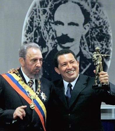 Fidel Castro mit dem Präsidenten Venezuelas, Hugo Chavez, vor dem Porträt des kubanischen Nationalhelden Jose Marti. Mit Hugo Chavez schloss Castro ein Abkommen zur Lieferung von Erdöl durch Venezuela an Kuba - auch als Front gegen die USA.